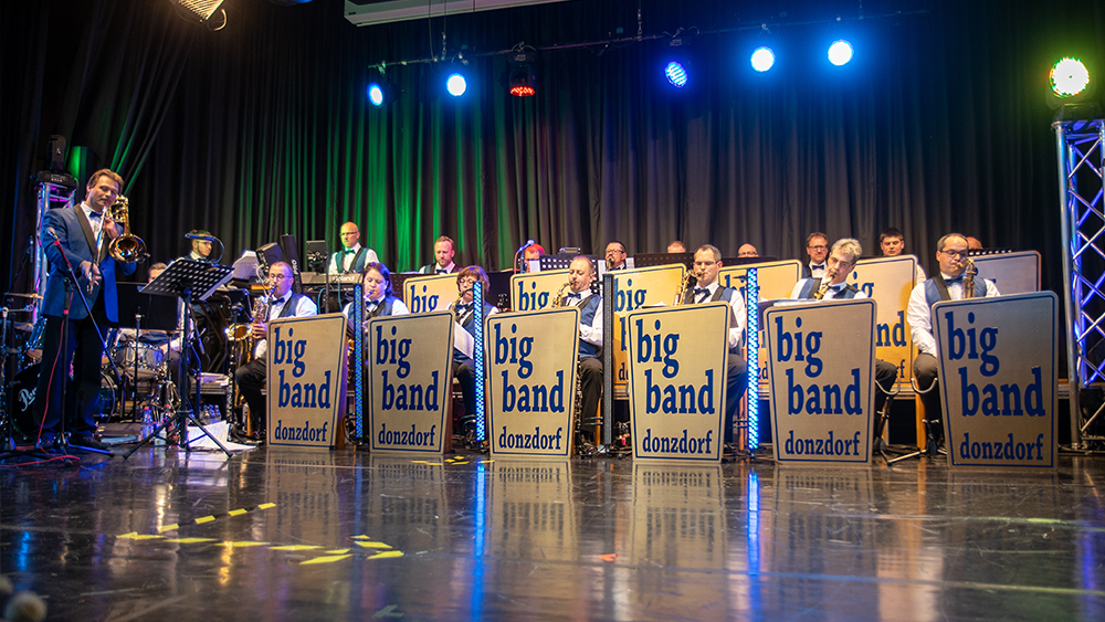 Big Band Donzdorf bei Auftritt mit Notentafeln