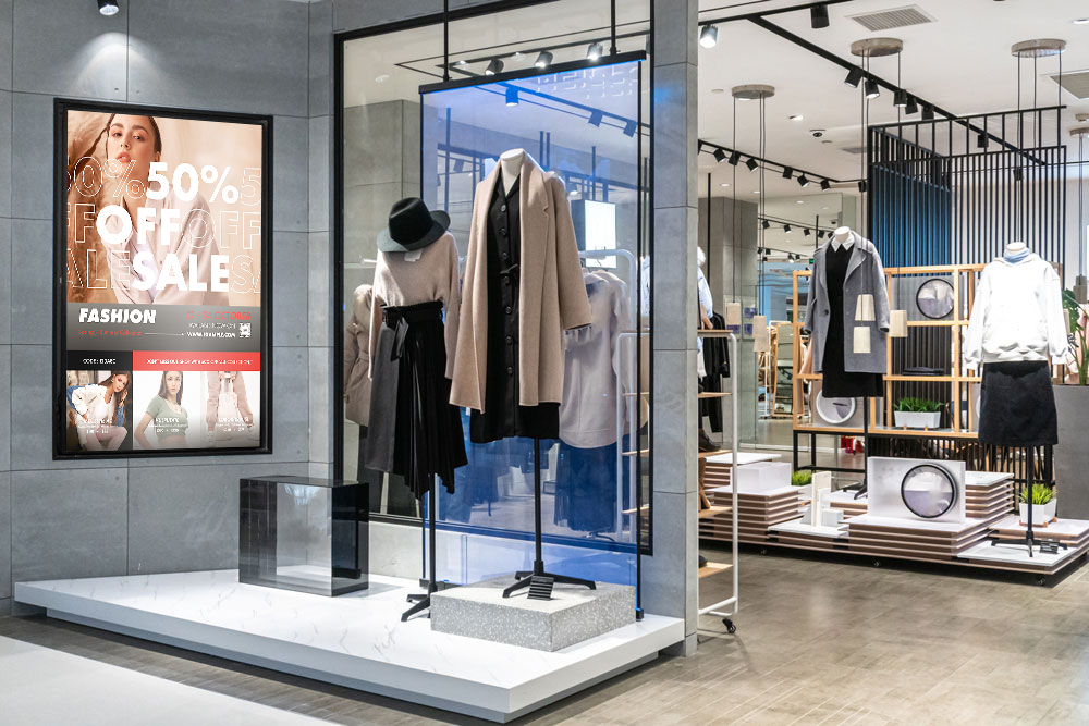 Modehaus mit Schaufenster und Kleidungsstücken