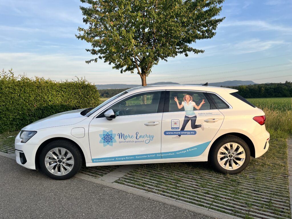 Neu beschriftetes Auto More Energy