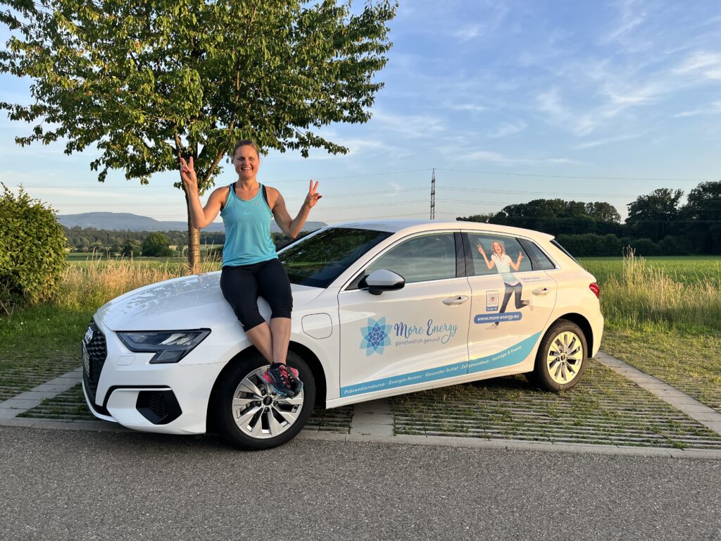 Kathrin Junker am neu beschrifteten Auto