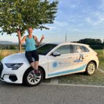 Kathrin Junker am neu beschrifteten Auto