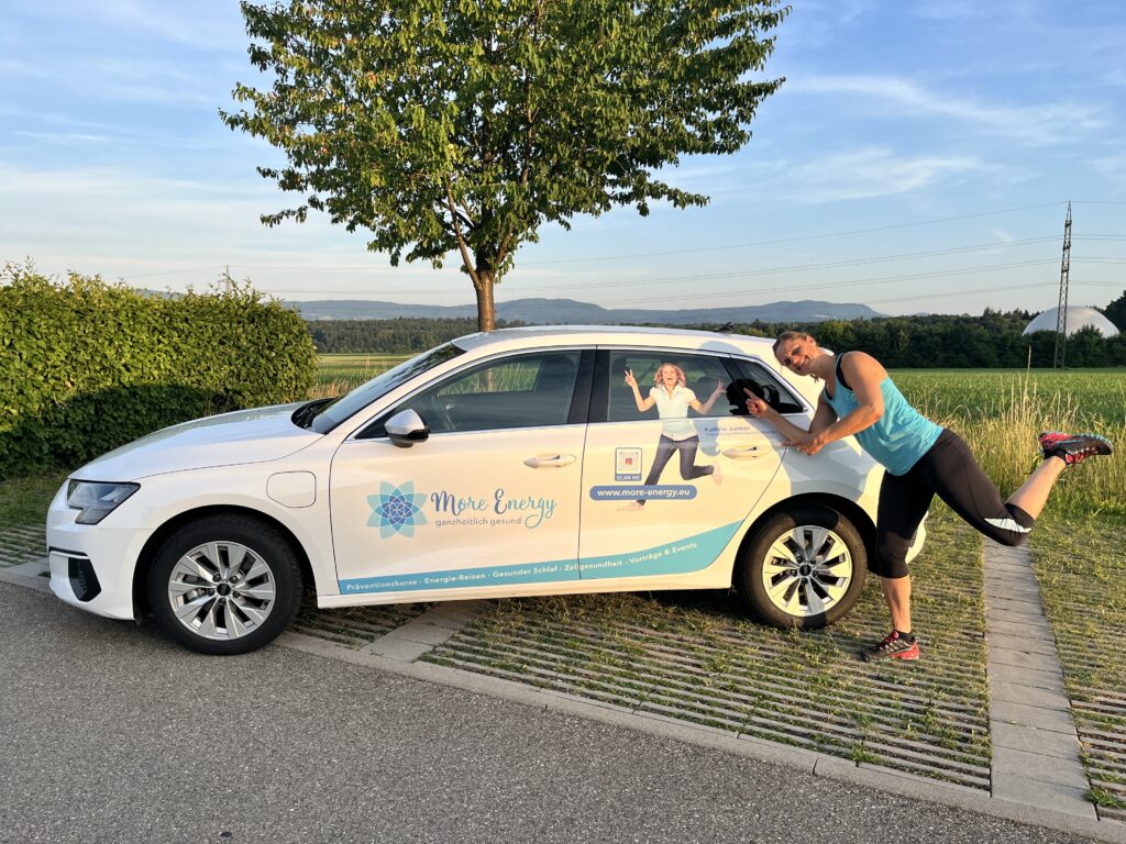 Kathrin Junker am neu beschrifteten Auto