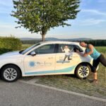 Kathrin Junker am neu beschrifteten Auto