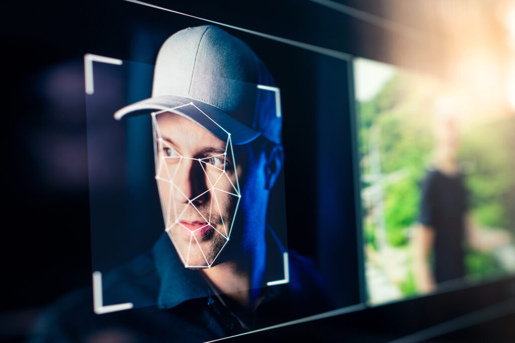 Gesicht eines Mannes mit Brille auf Computer, umrahmt mit Strichen