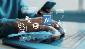 Hintergrund: Person mit Smartphone, Hand an Tastatur. Vordergrund: Symbole AI